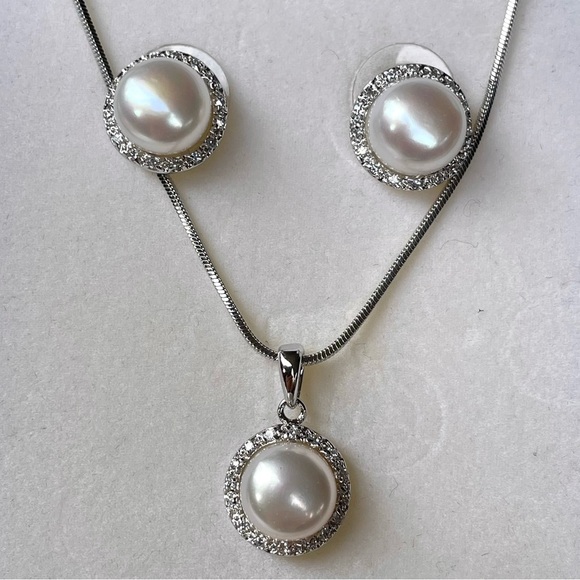 Elegant‎ Silver and White Pearl Jewelry Set - Picture 4 of 6